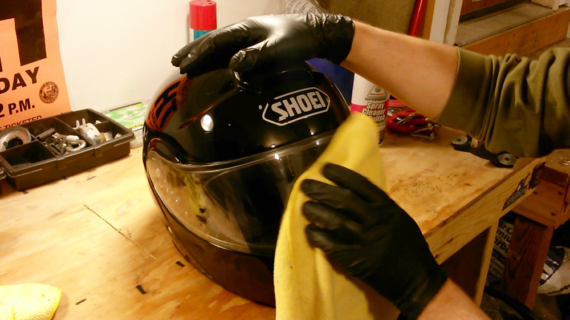 8 Cara Membersihkan Helm